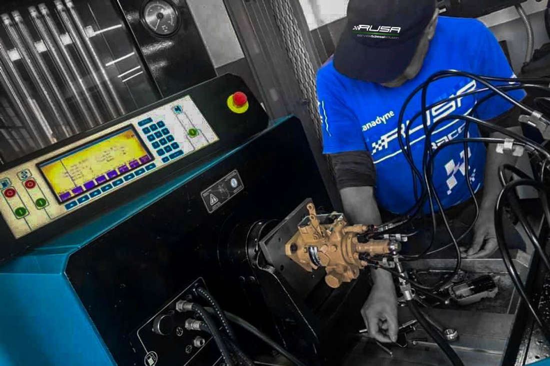 Técnico de RUSA calibrando una bomba de inyección en banco de pruebas