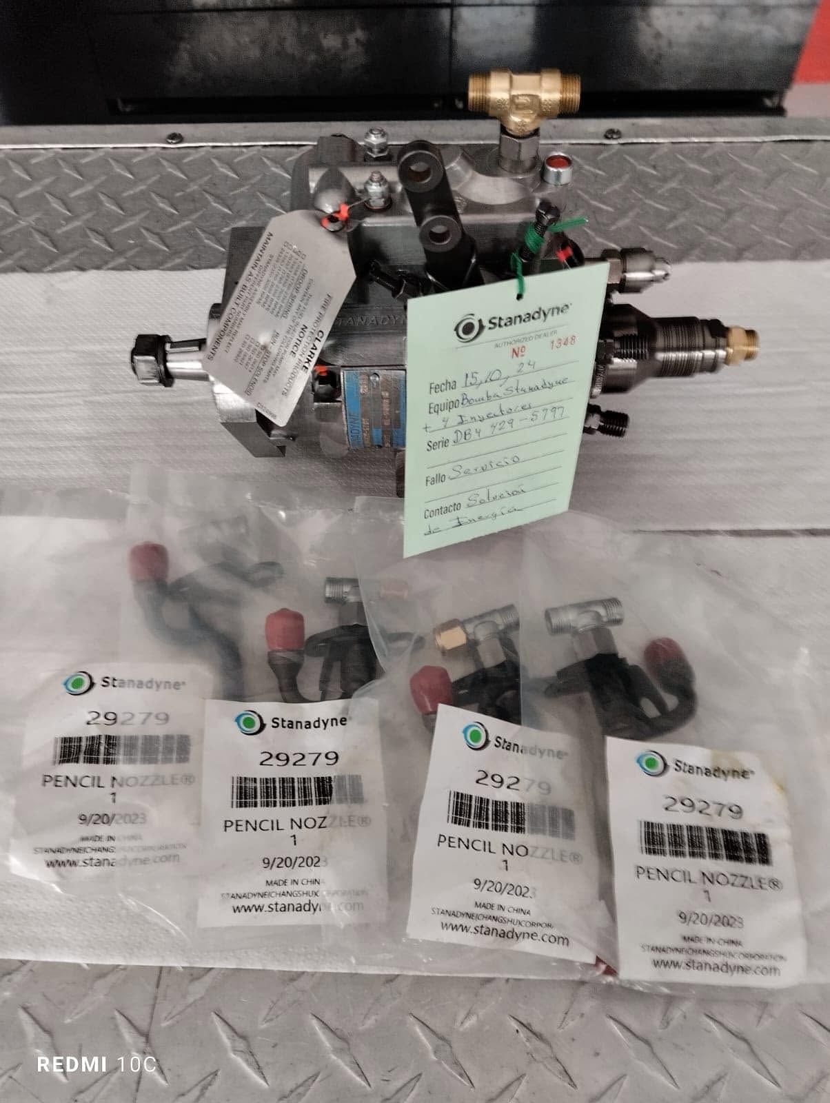 Bomba Stanadyne DB4 con cuatro inyectores Pencil Nozzle nuevos y su etiqueta de servicio autorizado