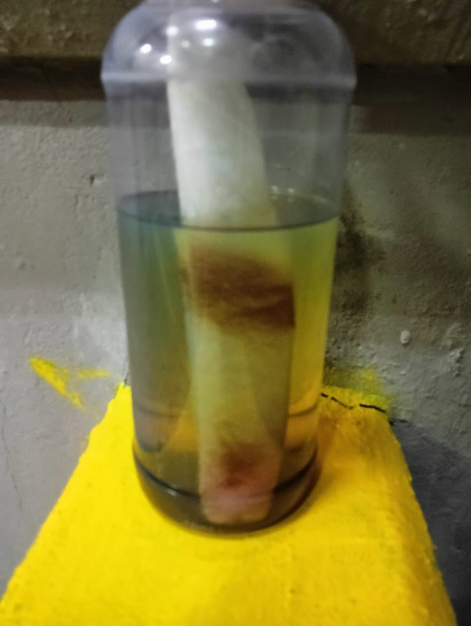 Absorbedor Aquafighter retirando agua de una muestra de diesel