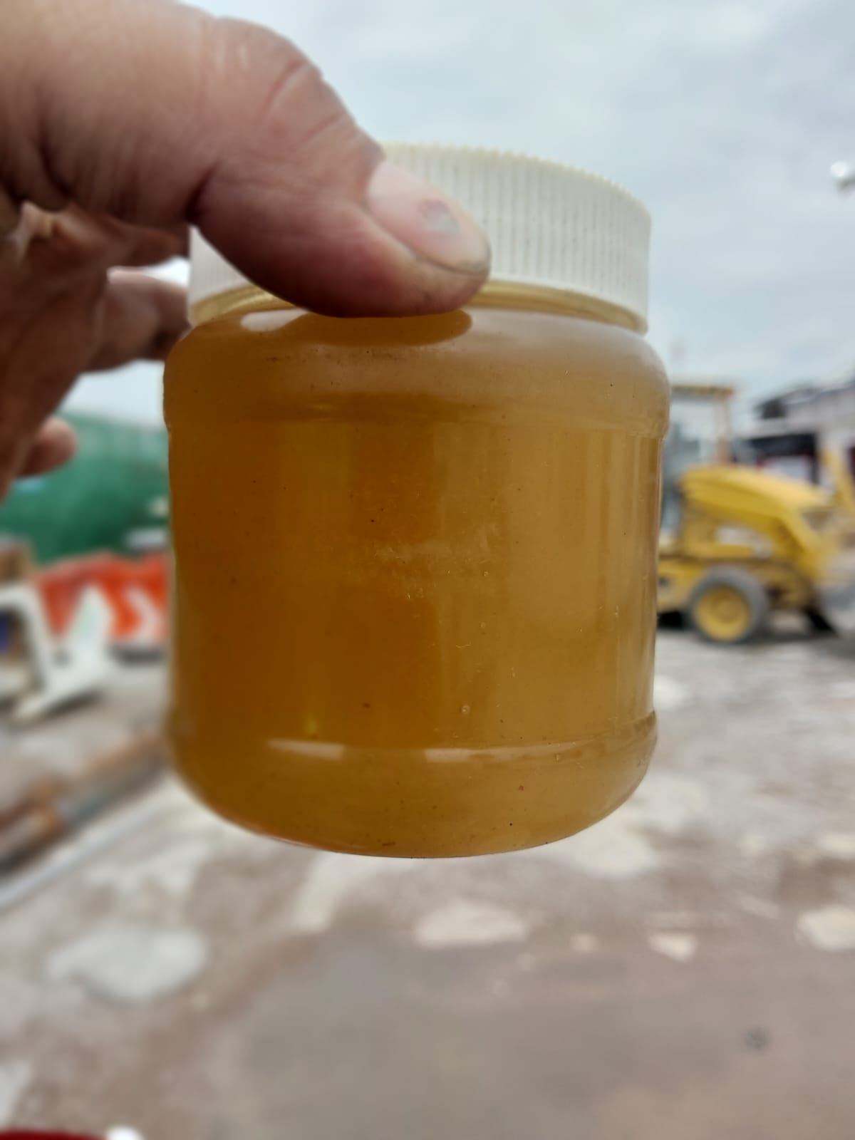 Muestra de diesel opaco y turbio en obra