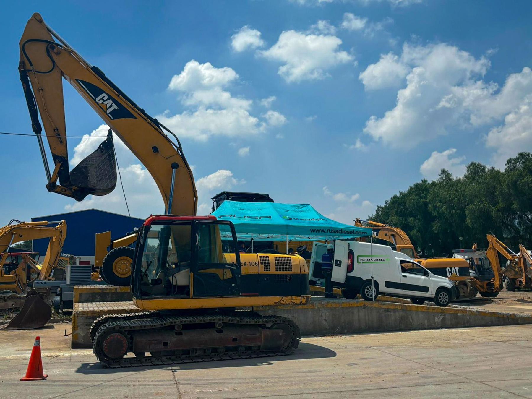Campamento de servicio con maquinaria Caterpillar en obra