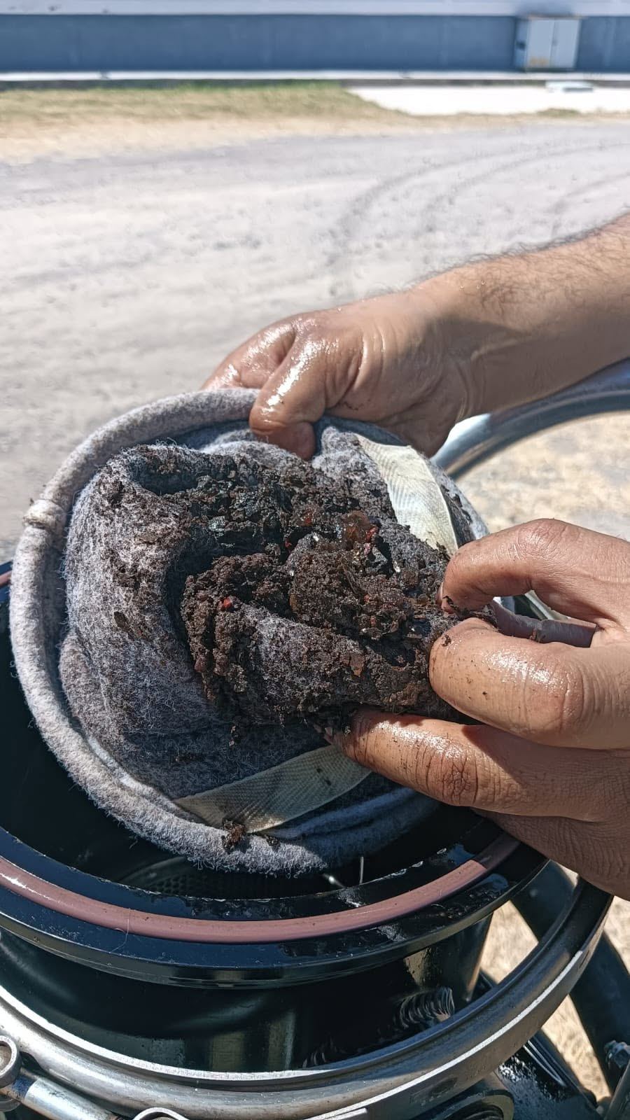 Filtro de bolsa con lodo retirado de un tanque de diesel