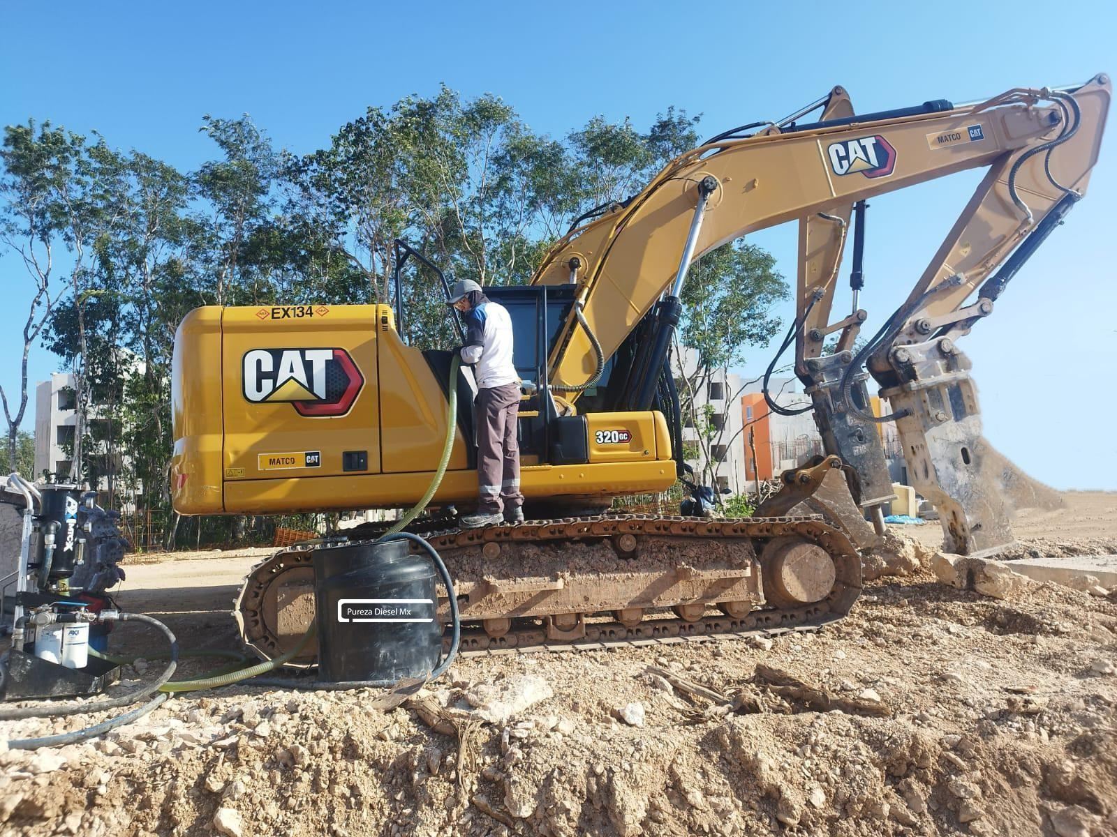 Pulido de diesel a excavadora Caterpillar en obra en Veracruz