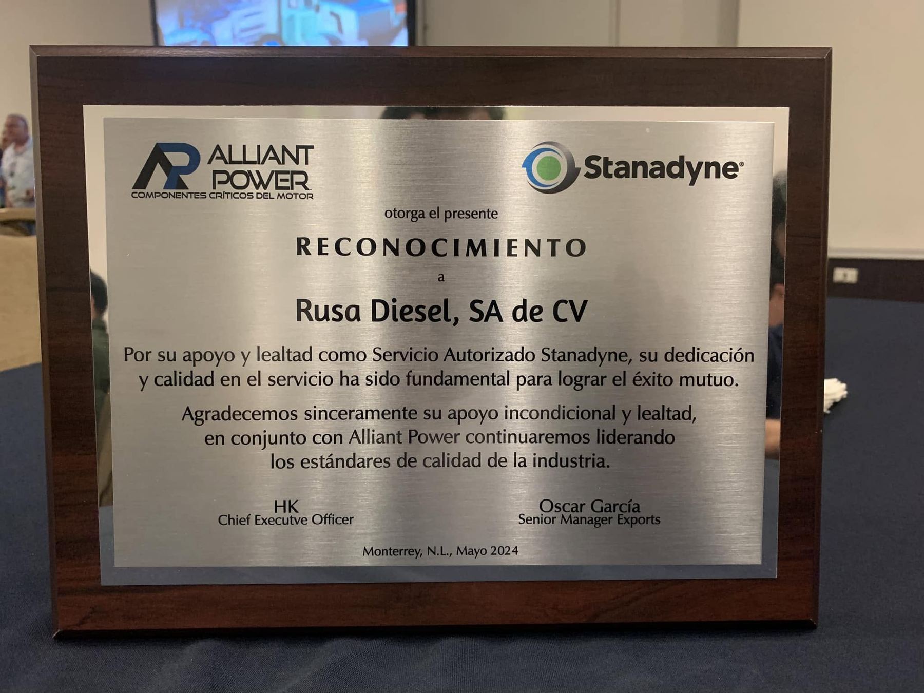 Placa de reconocimiento de Stanadyne y Alliant Power a Rusa Diesel, S.A. de C.V. como Servicio Autorizado Stanadyne, Monterrey, mayo de 2024