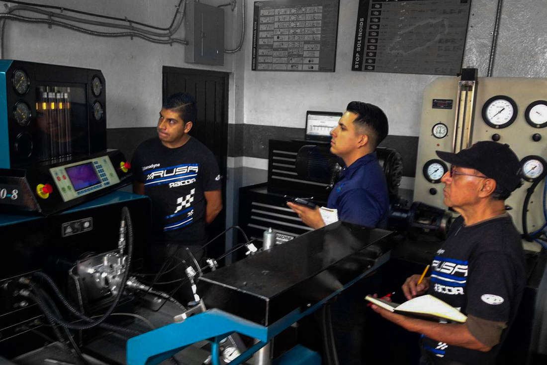 Técnicos de RUSA trabajando en el laboratorio